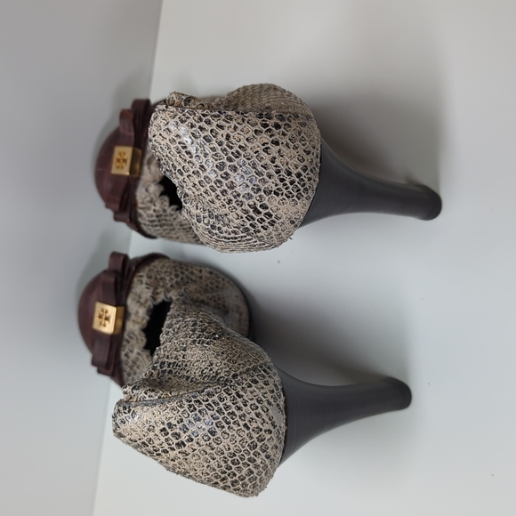 Tory Burch Scalloped Bow Accent Heels - Picture 10 of 11